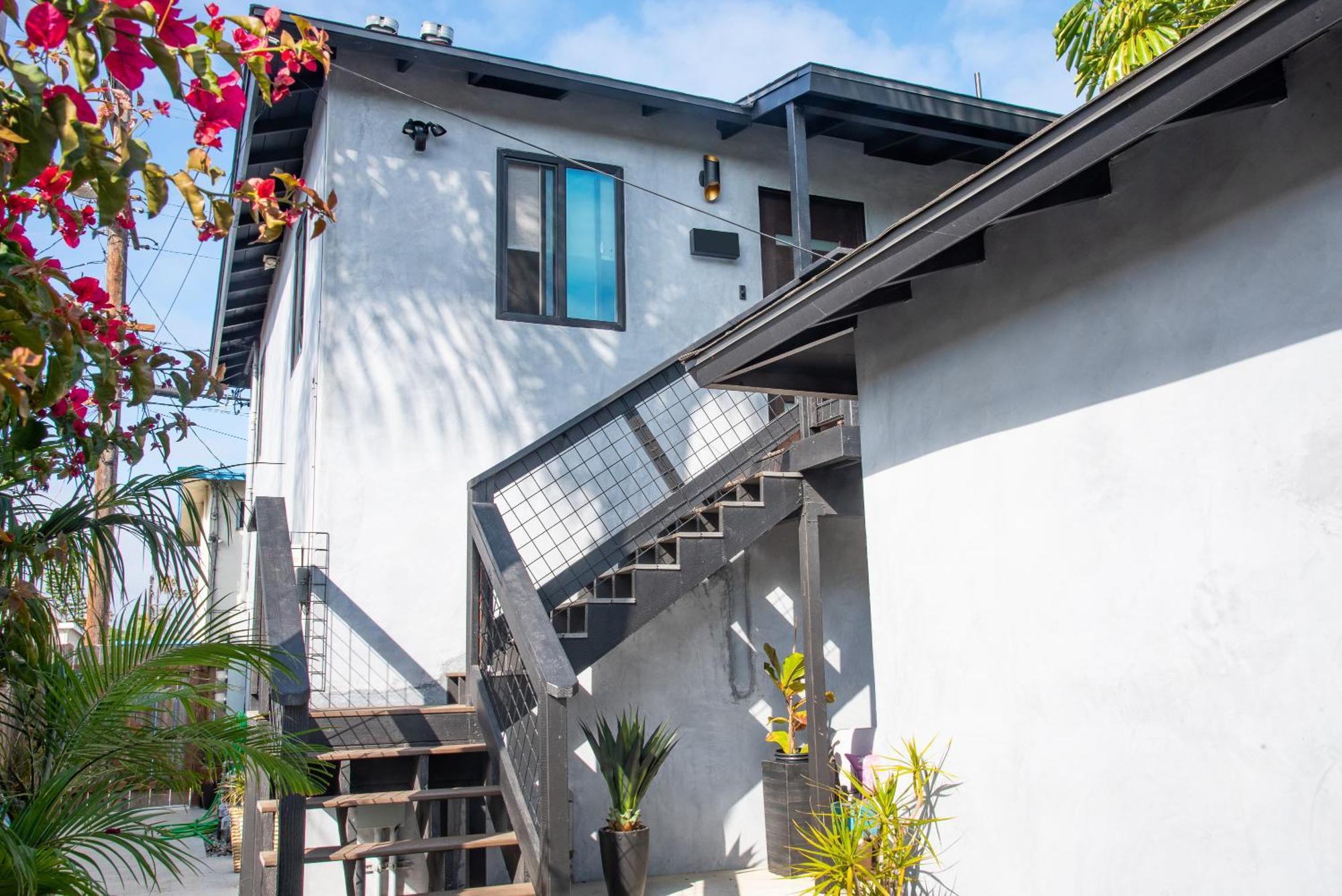 Modern 1 Bedroom 2 Blocks 2